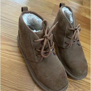 UGG Kids Neumel II Boots Size 5 color chestnut